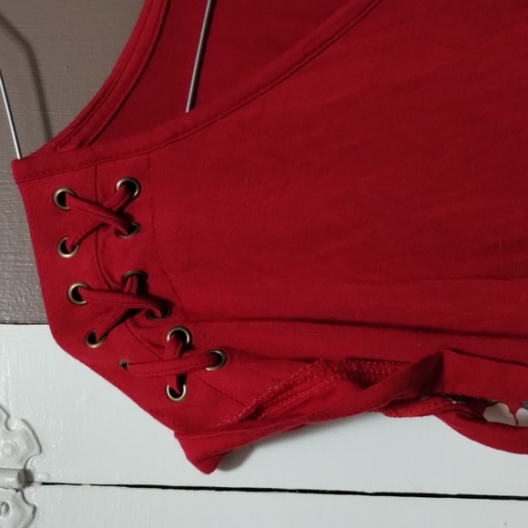 Red blouse with flowers and tie detail on shoulder size medium Pink Republic - Picture 2 of 5